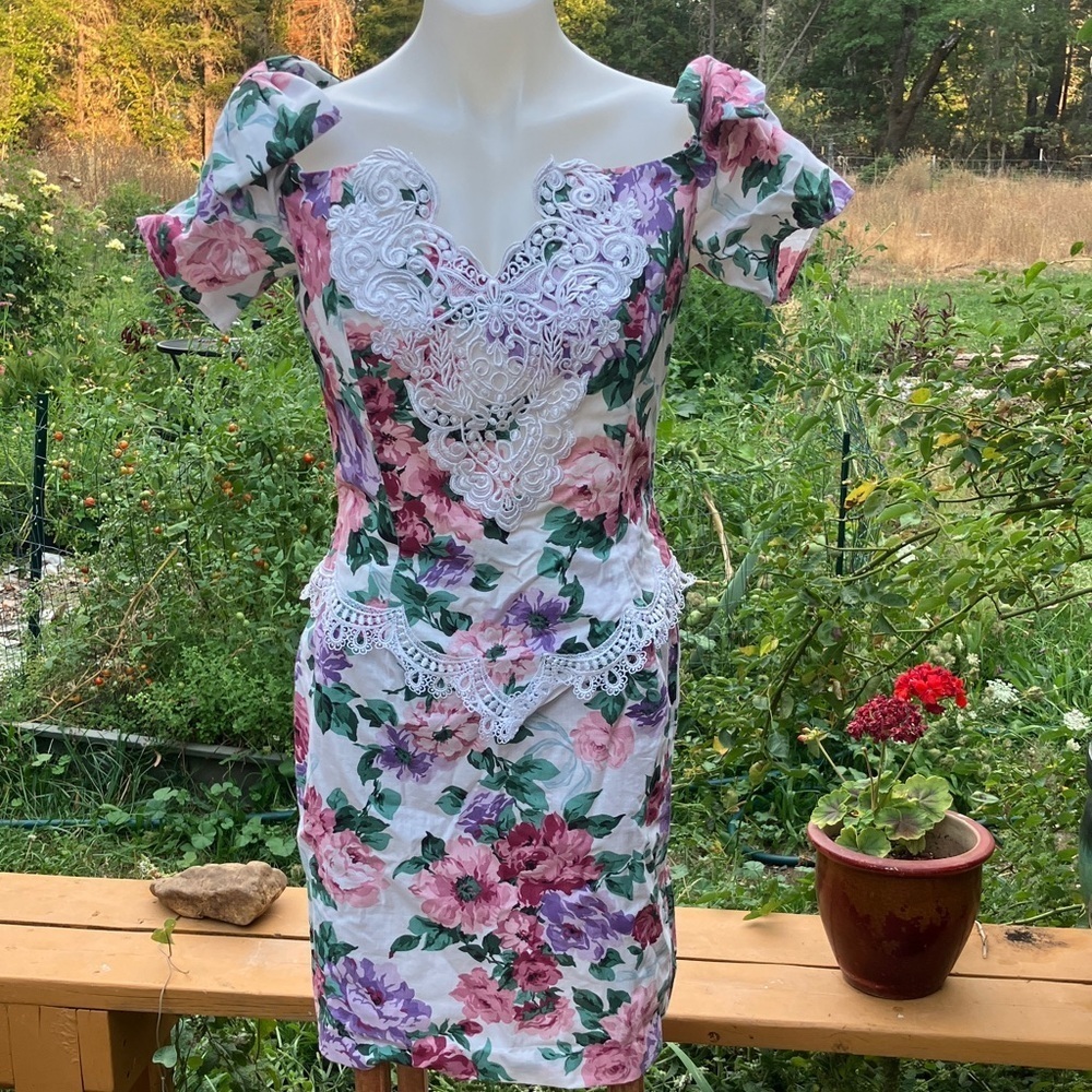 Scott McClintock bow back 1980’s fitted Floral Lace Mini Dress bows on shoulders